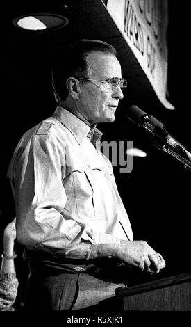 Chicago, Illinois. 10-28-1988 Vizepräsidenten George H.W. Bush Kampagne Rallye im 23. Bezirk von Chicago. Mit ihm sind seine Frau Barbara und Illinois Gouverneur James Thompson. Credit: Mark Reinstein/MediaPunch Stockfoto