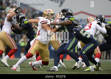 Seattle, Washington, USA. 2. Dez, 2018. NFL 2018 - 49er zurück laufen KYLE JUSZCZYK (44) Blocks special Team Player JD MCKISSIC (21) Während ein NFL Spiel zwischen San Francisco und Seattle im Century Link Feld in Seattle, WA. Credit: Jeff Halstead/ZUMA Draht/Alamy leben Nachrichten Stockfoto