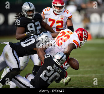 Oakland, Kalifornien, USA. 02 Dez, 2018. Kansas City Chiefs Defensive zurück Orlando Scandrick (22) verliert die Kugel wie er bekämpft, während ein NFL Spiel zwischen der Kansas City Chiefs und die Oakland Raiders am Oakland Coliseum in Oakland, Kalifornien. Valerie Shoaps/CSM/Alamy leben Nachrichten Stockfoto