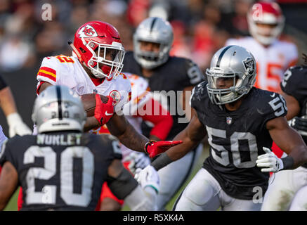 Oakland, Kalifornien, USA. 02 Dez, 2018. Kansas City Chiefs Defensive zurück Orlando Scandrick (22) versucht, durch die Oakland Verteidigung zu brechen, während ein NFL Spiel zwischen der Kansas City Chiefs und die Oakland Raiders am Oakland Coliseum in Oakland, Kalifornien. Valerie Shoaps/CSM/Alamy leben Nachrichten Stockfoto