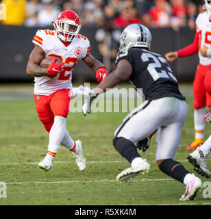 Oakland, Kalifornien, USA. 02 Dez, 2018. Kansas City Chiefs Defensive zurück Orlando Scandrick (22) Läuft die Kugel, während ein NFL Spiel zwischen der Kansas City Chiefs und die Oakland Raiders am Oakland Coliseum in Oakland, Kalifornien. Valerie Shoaps/CSM/Alamy leben Nachrichten Stockfoto