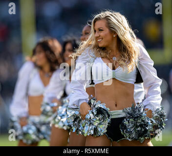 Oakland, Kalifornien, USA. 02 Dez, 2018. Die Oakland Raiderettes die Fans unterhalten, während ein NFL Spiel zwischen der Kansas City Chiefs und die Oakland Raiders am Oakland Coliseum in Oakland, Kalifornien. Valerie Shoaps/CSM/Alamy leben Nachrichten Stockfoto