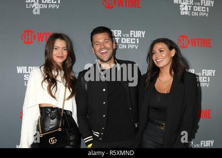 Los Angeles, CA, USA. 1. Dez, 2018. Natalya Wright, Mark Wright, Jessica Wright in der Ankunftshalle für VIP-Party roten Teppich für den WM-Kampf im Schwergewicht Wilder gegen Wut, Staples Center, Los Angeles, CA 1. Dezember 2018. Credit: Priscilla Grant/Everett Collection/Alamy leben Nachrichten Stockfoto