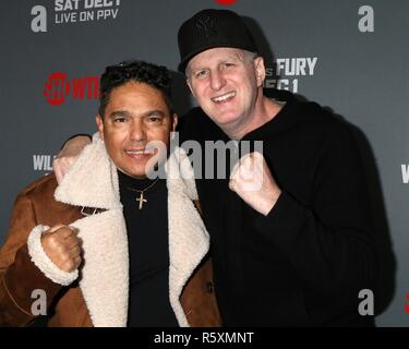 Los Angeles, CA, USA. 1. Dez, 2018. Nicholas Turturro, Michael Rapaport in der Ankunftshalle für VIP-Party roten Teppich für den WM-Kampf im Schwergewicht Wilder gegen Wut, Staples Center, Los Angeles, CA 1. Dezember 2018. Credit: Priscilla Grant/Everett Collection/Alamy leben Nachrichten Stockfoto