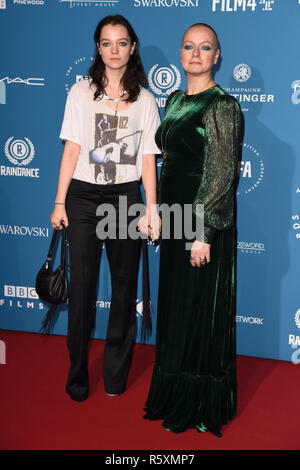 London, Großbritannien. 02 Dez, 2018. LONDON, GROSSBRITANNIEN. Dezember 02, 2018: Samantha Morton & Tochter, Esme Creed-Miles bei der British Independent Film Awards 2018 Old Billingsgate, London. Bild: Steve Vas/Featureflash Credit: Paul Smith/Alamy leben Nachrichten Stockfoto