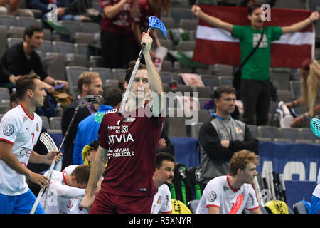 Prag, Tschechische Republik. 2. Dez, 2018. Morics Krumins (LAT) feiert ein Ziel, während die Männer Unihockey Weltmeisterschaften, Gruppe A match Lettland vs Tschechische Republik, in Prag, Tschechische Republik, am Sonntag, 2. Dezember 2018. Quelle: Michal Kamaryt/CTK Photo/Alamy leben Nachrichten Stockfoto