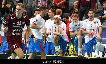 Prag, Tschechische Republik. 2. Dez, 2018. Peteris Trekse (lat.; links) wird während der Männer Unihockey Weltmeisterschaften, Gruppe A match Lettland vs Tschechische Republik, in Prag, Tschechische Republik, am Sonntag, 2. Dezember 2018 gesehen. Quelle: Michal Kamaryt/CTK Photo/Alamy leben Nachrichten Stockfoto