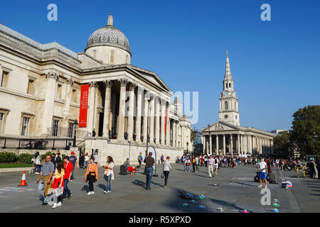 Touristen vor der National Gallery am Trafalgar Square, London England Vereinigtes Königreich UK Stockfoto