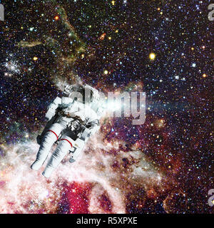 Astronaut im Weltraum. Nebel im Hintergrund. Stockfoto