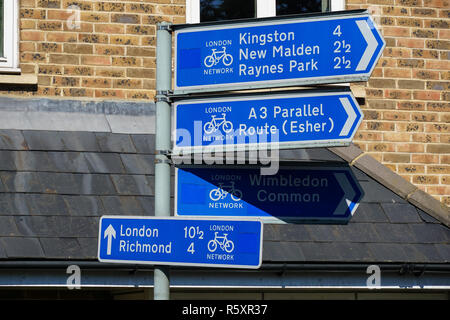 London Radwegenetz Wegweiser in Kingston upon Thames England Vereinigtes Königreich Großbritannien Stockfoto