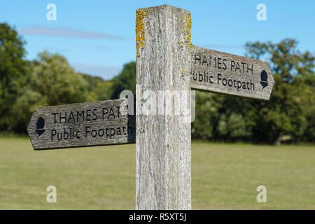 Holz- Thames Path Wegweiser, Berkshire, England Vereinigtes Königreich Großbritannien Stockfoto