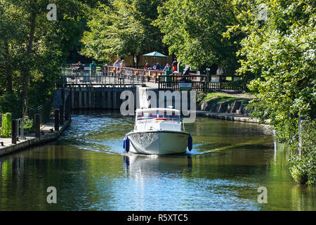 Ein Boot an Hurley Lock, Berkshire, England Vereinigtes Königreich Großbritannien Stockfoto