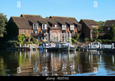 Moderne Gehäuse und Marina auf Tempel Mühle Insel in der Themse, Berkshire, England Vereinigtes Königreich Großbritannien Stockfoto