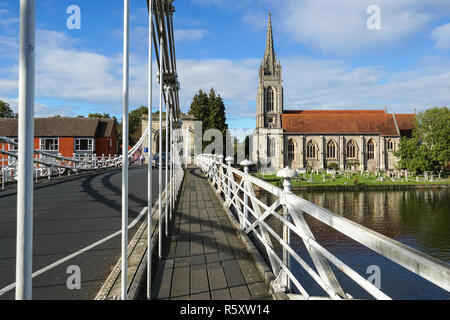 Allerheiligen Kirche aus Marlow Suspension Bridge, Buckinghamshire, England Vereinigtes Königreich Großbritannien Stockfoto