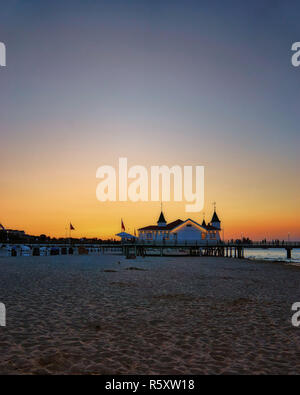 Strand an der Seebrücke Ahlbeck in den Sonnenuntergang. Deutschland Stockfoto