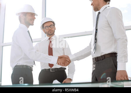 Zwei Architekten Händeschütteln nach einem Treffen im Büro Stockfoto