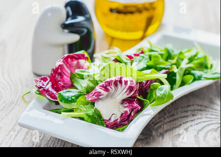 Salat Diät für Gewicht Korrektur von Lollo Rosso Salat, Brunnenkresse Salat und andere grüne Kräuter. Gesunde Ernährung Konzept. Stockfoto