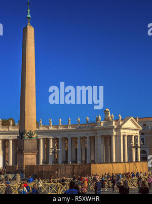 Die St. Peter's Basilica ist auf dem Petersplatz im Vatikan, Vatikan gesehen Stockfoto