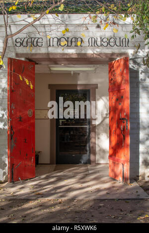 Eingang Süd der Staatlichen Indian Museum in Sacramento, Kalifornien, USA, im Herbst, mit der roten Tür und ein Schild mit der Aufschrift "keine Fotografie im Museum" Stockfoto