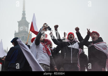 Eine Gruppe Männer singen auf einer Bushaltestelle, Polnische nationale Unabhängigkeit Tag März, 100 Jahr Jubiläum, Warschau, Polen, 11. November 2018 Stockfoto