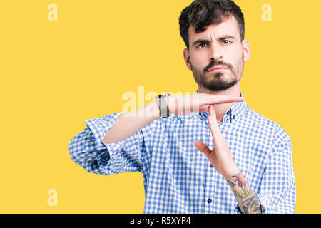 Junge schöne business Mann über isolierte Hintergrund tun time out Geste mit den Händen, frustriert und ernstes Gesicht Stockfoto