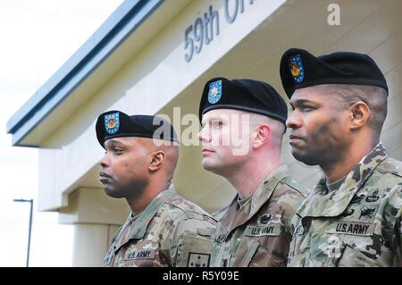 Von rechts nach links, Command Sgt. Maj. Dejarius O. Jones, eingehende 832Nd Ordnance Battalion CSM, Oberstleutnant Timothy M. Gallagher, battallion Commander, und CSM Garrick E. Griiffin, ausgehende Bataillon CSM, stand auf dem Podium während der 832Nd Ord. Bn. Ändern der Verantwortung Zeremonie am 7. April an Whittington Feld. Stockfoto