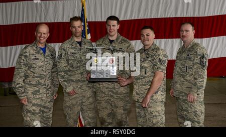 Us Air Force Staff Sgt. Jon Bybee, zweiter von links, US Air Force Senior Airman Charles Michel und US Air Force Staff Sgt. Andrew Finnegan, 177Th Aircraft Maintenance Squadron Waffen laden Besatzungsmitglieder, posieren mit 51Th Fighter Wing Führung nach mit vierteljährlichen Waffen laden crew Wettbewerb des 51. Wartung Gruppe am Osan Flughafen, der Republik Korea, 14. April 2017. Die Flieger, die Osan Flughafen von der 177th New Jersey Air National Guard Fighter Wing bereitgestellt sind, schlagen Sie die Waffen laden Crew aus dem 36. und 25. die Wartung von Flugzeugen. Stockfoto