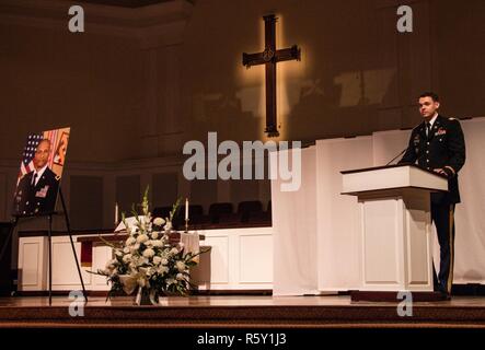 Während einer Trauerfeier durchgeführt. April 14, 2017, at First United Methodist Church in Oviedo, Fla., Armee Kapitän Richard Espaillat drückt seine Dankbarkeit für die Hunderte von Soldaten, die ihn und seine Familie, als sie den Verlust des Vaters bekümmert, Armee Generalmajor Francisco A. Espaillat, ehemaliger Kommandierender General des 143 d Sustainment Command (auslandseinsätze). Espaillat's Vater starb während der Durchführung physisches Training am 7. April in Ft. Bragg, N.C. Die kürzlich gefördert Major General war der nächste Chef der US-Army Reserve Command balanciert werden. Seine 35-jährige militärische Karriere comp Stockfoto