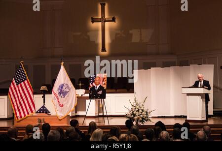 Hunderte von Soldaten, Freunde und Familie Mitglieder hören Homer Ooten, pflegevater von Generalmajor Francisco A. Espaillat, während einer Trauerfeier Erbe seines Sohnes April 14, 2017, at First United Methodist Church in Oviedo, Fla. espaillat, der am 7. April in Ft enthalten. Bragg, N.C., vor kurzem erwarb seinen zweiten Stern und bereitete sich auf die Rolle als Stabschef für U.S. Army Reserve Command füllen. Ooten erinnert sich, wie sein Sohn aus der Dominikanischen Republik seinen Kampfgeist, dominierende Anwesenheit und mitfühlende Charakter in Sport, Akademiker und Pfadfinder in Excel. Diese Stockfoto