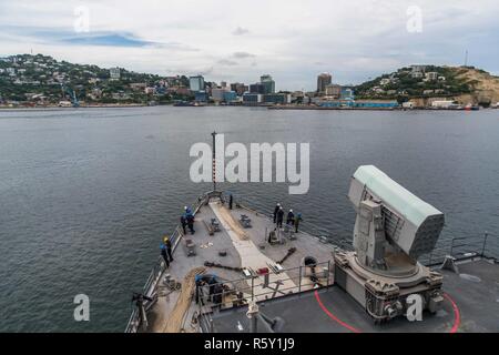 PORT Moresby, Papua Neu Guinea (15. April 2017) USS Comstock (LSD 45) Ansätze Port Moresby, zur Unterstützung der Zusammenarbeit im Bereich der Sicherheit ein Theater (TSC) Engagement zwischen der US-Marines und Seeleute des 11 Marine Expeditionary Unit (MEU) und Soldaten der Papua New Guinea Defence Force (PNGDF), am 15. April. Während des TSC, die bilateralen Training wird eine Vielzahl von Fähigkeiten, sondern konzentriert sich auf die militärische Unterstützung der zivilen Behörde, für die Zutrittskontrolle und Fahrzeug check points, Eskalation von Gewalt Taktik, Personalsuche, Stadt patrouillieren, und VIP Escorts. Stockfoto