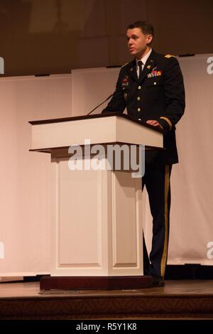 Während einer Trauerfeier durchgeführt. April 14, 2017, at First United Methodist Church in Oviedo, Fla., Armee Kapitän Richard Espaillat drückt seine Dankbarkeit für die Hunderte von Soldaten, die ihn und seine Familie, als sie den Verlust des Vaters bekümmert, Armee Generalmajor Francisco A. Espaillat, ehemaliger Kommandierender General des 143 d Sustainment Command (auslandseinsätze). Espaillat's Vater starb während der Durchführung physisches Training am 7. April in Ft. Bragg, N.C. Die kürzlich gefördert Major General war der nächste Chef der US-Army Reserve Command balanciert werden. Seine 35-jährige militärische Karriere comp Stockfoto