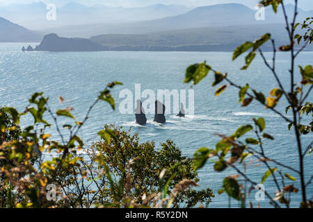 Atemberaubenden Halbinsel Kamtschatka Seascape: Blick von oben auf die Rocky Mountain Peak Inseln im Meer - Drei Brüder Felsen im avacha Bay (Pazifischer Ozean) an sonnigen da Stockfoto