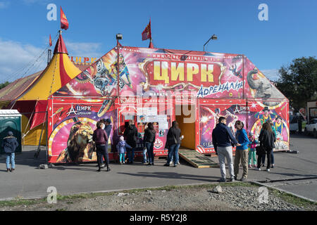 Zelt der Mobile russische Zirkus Adrenalin in Petropawlowsk-kamtschatski Stadt; Zuschauer hinter Tickets an der Kasse circus Stockfoto