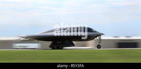 Ein B-2 Spirit Stealth Bomber der 509th und UAD-2 Bombe Flügel (BW) Rennen auf der Flightline während des Starts an Whiteman Air Force Base, Mo, 20. April 2017 zugewiesen. Die B-2 Spirit ist ein multi-rolle Bomber in der Lage, sowohl konventionelle und nukleare Munition liefern. Seine niedrige-wahrnehmbare oder Tealth' Merkmale Geben es die einzigartige Fähigkeit, anspruchsvolle Abwehr eines Feindes zu durchdringen und bedrohen seine wertvollsten und stark verteidigt, Ziele. Stockfoto