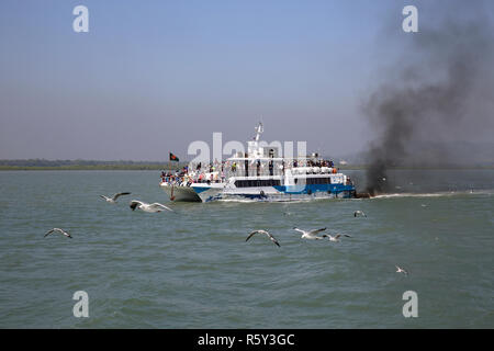 Ein Katamaran Schiff nimmt Touristen aus Teknaf auf St Martin's Island, Aufstoßen, schwarzer Rauch auf dem Weg. Cox's Bazar, Bangladesch. Stockfoto