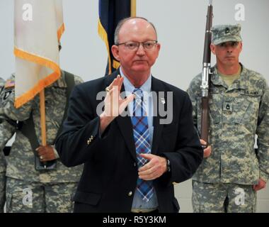 Pensionierter Generalmajor William D. Razz Waff, der als Kommandierender General der US Army Reserve 99. Regional Support Command von 2010-2013, diente dient als Gastredner bei der 99. RSC Armee Superior Einheit Preisverleihung 21 April an die Kommandozentrale auf gemeinsamer Basis McGuire-Dix-Lakehurst, New Jersey. 99. RSC erhielt die Auszeichnung für die Bereitstellung von Hilfe und Unterstützung von Oktober 2012 bis April 2013 Gemeinden in New York City, die durch Hurrikan Sandy zerstört wurden. Stockfoto