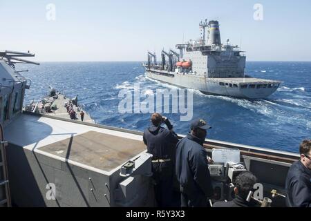 Mittelmeer (15. April 2017) USS Ross (DDG71) Ansätze der militärischen Sealift Command flotte Auffüllung öler USNS Joshua Humphreys (T-AO 188) für eine Auffüllung auf See April 15, 2017. USS Ross, einer der Arleigh-Burke-Klasse geführte-missile Destroyer, Vorwärts - Rota, Spanien bereitgestellt werden, ist die Durchführung von naval Operations in den USA 6 Flotte Bereich der Maßnahmen zur Unterstützung der US-amerikanischen nationalen Sicherheitsinteressen in Europa und Afrika. Stockfoto