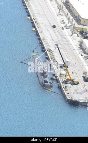 PITI, Guam (19. April 2017) der Los Angeles-Klasse schneller Angriff U-Boot USS Key West (SSN722) sitzt pierside in seinen Heimathafen von Guam. Key West ist eine von vier Vorwärts - bereitgestellt von U-Booten in Apra Harbor, Guam, der auch die beiden U-Boot der US-Marine homeported. Stockfoto