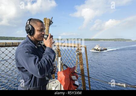 APRA HARBOR, GUAM (20. April 2017) Operations Specialist 2. Klasse Don-Anthony Shaw, von Brentwood, N.Y., steht hinten Suche bei Meer und anker detail an Bord des amphibious Transport dock Schiff USS Somerset LPD (25). Somerset, mit der begonnen 11 Marine Expeditionary Unit (11 MEU), ist die in der Indo-Asia-pazifischen Region amphibische Fähigkeit mit regionalen Partnern zu verbessern und als gebrauchsfertige Response Force für jede Art der Kontingenz zu dienen. Stockfoto