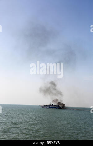 Ein Katamaran Schiff nimmt Touristen aus Teknaf auf St Martin's Island, Aufstoßen, schwarzer Rauch auf dem Weg. Cox's Bazar, Bangladesch. Stockfoto