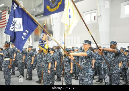 Region der Großen Seen, Il. (19. April 2017) Rekruten Proben ihren Pass-in-review Diplomverleihung an Midway zeremoniellen Exerzierhalle am Training Befehl rekrutieren. Über 30,000-40,000 Rekruten Absolvent jährlich nur von Boot Camp der Marine. Stockfoto