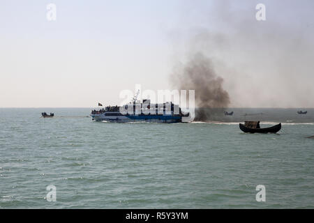 Ein Katamaran Schiff nimmt Touristen aus Teknaf auf St Martin's Island, Aufstoßen, schwarzer Rauch auf dem Weg. Cox's Bazar, Bangladesch. Stockfoto