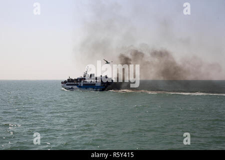 Ein Katamaran Schiff nimmt Touristen aus Teknaf auf St Martin's Island, Aufstoßen, schwarzer Rauch auf dem Weg. Cox's Bazar, Bangladesch. Stockfoto