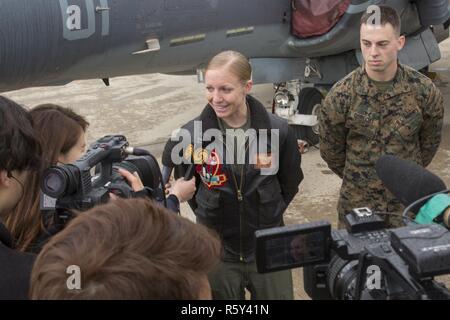 US Marine Corps Capt Kelsey Casey, ein AV-8 b Harrier-Pilot mit Marine Attack Squadron (VMA) 311, wird von den Mitgliedern der Medien während der Übung MAX THUNDER 17 Medientag am Kunsan Air Base, Republik Korea, 20. April 2017 interviewt. Lokale und nationale Medien erhielten die Möglichkeit, das Flugzeug, die Teilnahme an Max Thunder aus nächster Nähe ansehen und Interviews mit Fachexperten aus der Bewegung und das Flugzeug zu bekommen. Max Thunder dient als Chance für die USA und ROK zusammengetan, um gemeinsam zu trainieren und taktisches Geschick für die Verteidigung der asiatisch-pazifischen Raum zu schärfen. Es ist eine jährliche mili Stockfoto