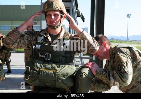 Sgt. Christopher Beseda, eine US-Armee Fallschirmjäger von Alpha Company, 1.BATAILLON, 503Rd Infanterie Regiment, 173Rd Airborne Brigade führt Jumpmaster Personal Inspektion eines italienischen Armee Folgore Brigade Fallschirmjäger während Jumpmaster Kurs an Gamerra Folgore Airborne Brigade Schule, Pisa, Italien, 13. April 2017. ( Stockfoto