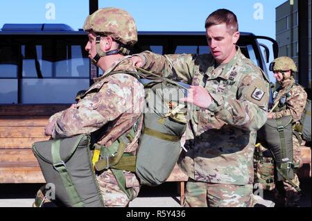 Sgt. Christopher Beseda, eine US-Armee Fallschirmjäger von Alpha Company, 1.BATAILLON, 503Rd Infanterie Regiment, 173Rd Airborne Brigade führt Jumpmaster Personal Inspektion eines italienischen Armee Folgore Brigade Fallschirmjäger während Jumpmaster Kurs an Gamerra Folgore Airborne Brigade Schule, Pisa, Italien, 13. April 2017. ( Stockfoto