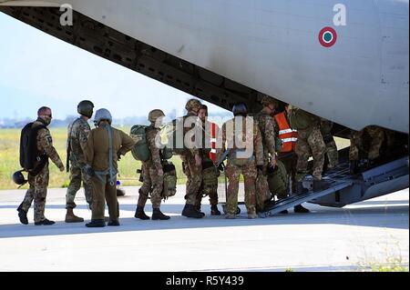 Sgt. Christopher Beseda, eine US-Armee Fallschirmjäger von Alpha Company, 1.BATAILLON, 503Rd Infanterie Regiment, 173Rd Airborne Brigade Boards ein C-27-Flugzeug mit Italienischen Armee Folgore Brigade Fallschirmjäger während der italienischen Jumpmaster Kurs an San Giusto militärischer Flughafen, Pisa, Italien, 21. April 2017. ( Stockfoto