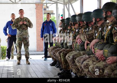 Sgt. Christopher Beseda, eine US-Armee Fallschirmjäger von Alpha Company, 1.BATAILLON, 503Rd Infanterie Regiment, 173Rd Airborne Brigade führt Vor-sprung Training mit Italienischen Armee Folgore Brigade Fallschirmjäger während Jumpmaster Kurs an Gamerra Folgore Airborne Brigade Schule, Pisa, Italien, 13. April 2017. ( Stockfoto