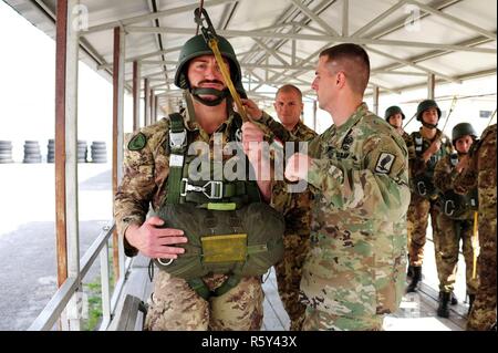 Sgt. Christopher Beseda, eine US-Armee Fallschirmjäger von Alpha Company, 1.BATAILLON, 503Rd Infanterie Regiment, 173Rd Airborne Brigade führt Vor-sprung Training mit Italienischen Armee Folgore Brigade Fallschirmjäger während der italienischen Jumpmaster Kurs an Gamerra Folgore Airborne Brigade Schule, Pisa, Italien, 13. April 2017. ( Stockfoto