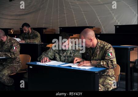 Sgt. Christopher Beseda, eine US-Armee Fallschirmjäger von Alpha Company, 1.BATAILLON, 503Rd Infanterie Regiment, 173Rd Airborne Brigade Bewertungen Kursmaterial mit einer Italienischen Armee Folgore Brigade Fallschirmjäger während der jumpmaster Kurs an Gamerra Folgore Airborne Brigade Schule, Pisa, Italien, 13. April 2017. ( Stockfoto